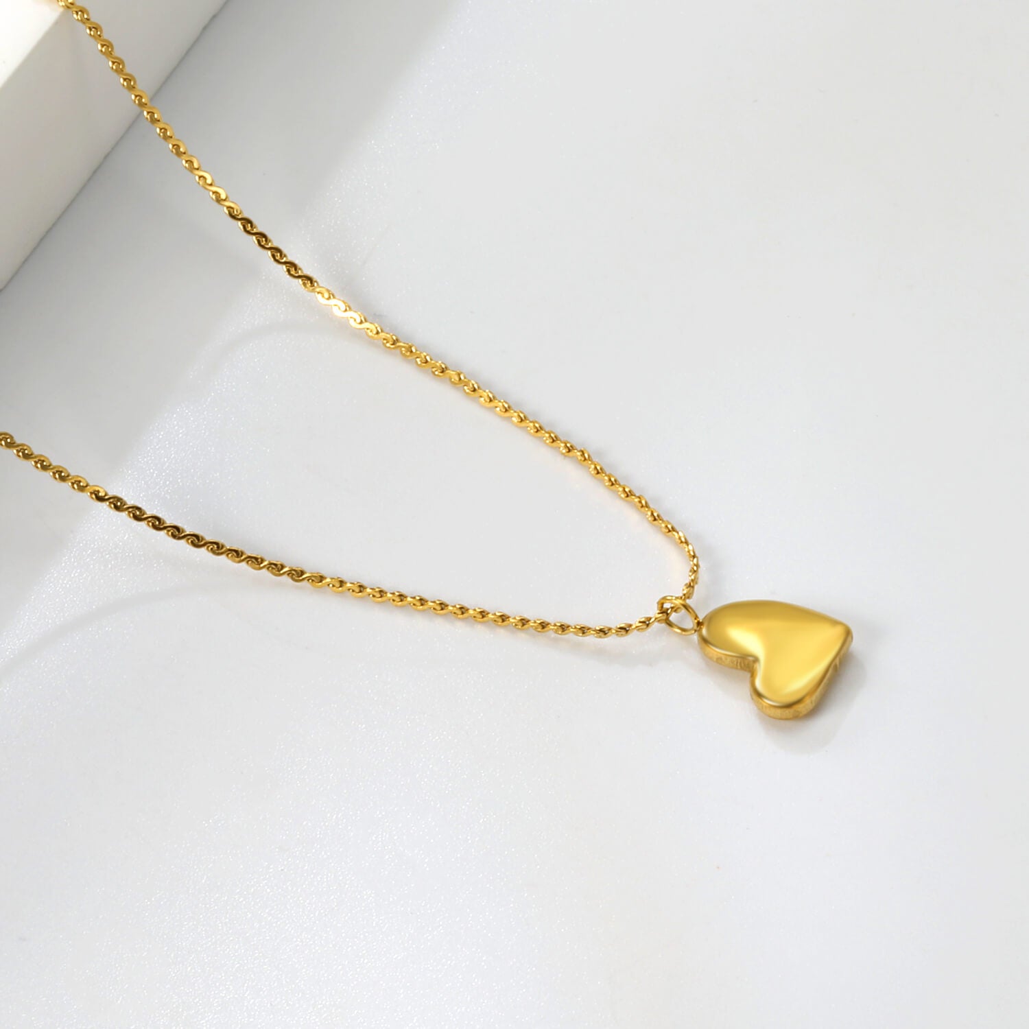 Ember vedenkestävä kaulakoru