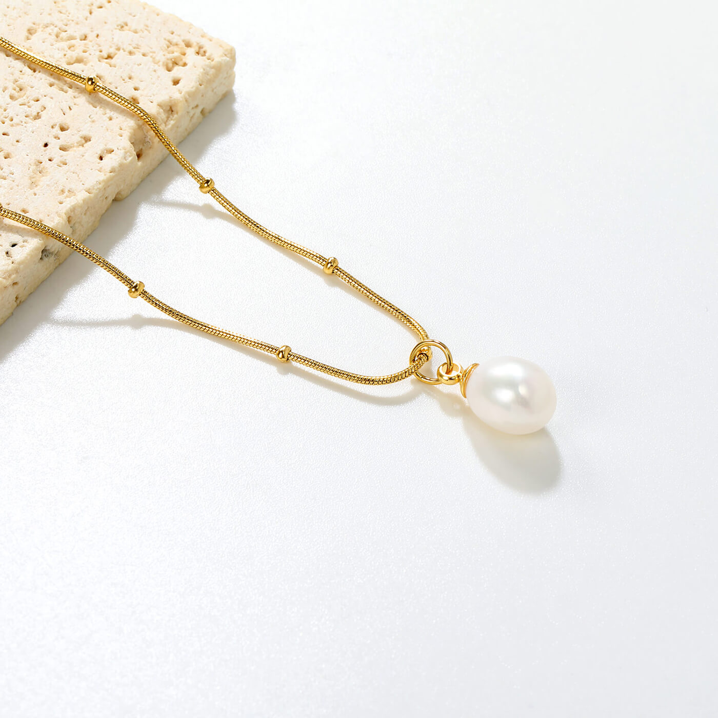 Luna kaulakoru helmellä